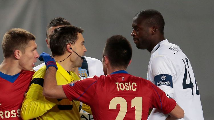 "No to Racism!" steht auf der Kapitänsbinde von Yaya Touré. Es muss ihm wie ein Hohn vorkommen.