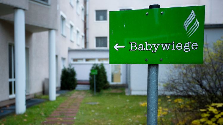 In Deutschland gibt es seit 2000 Babyklappen oder auch -wiegen, wo Mütter ihre Kinder anonym abgeben können.