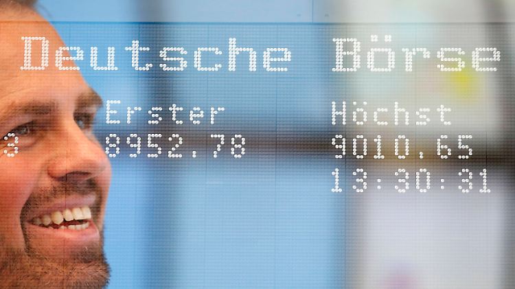 Ein Bild für die deutsche Wirtschaftsgeschichte: Zum ersten Mal steigt der Dax über 9000 Punkte.