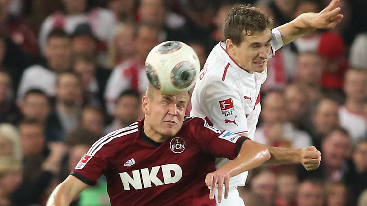 Der Nürnberger Adam Hlousek im Duell gegenDaniel Schwaab.
