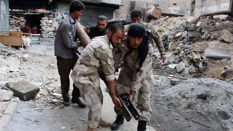 Kämpfer der Freien Syrischen Armee bereiten sich auf die nächste Attacke vor.