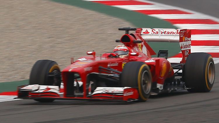 Wie Vettels Bolide aussieht, konnte man ja die gesamte Saison beobachten - deshalb zeigen wir an dieser Stelle mal Alonso im Ferrari.