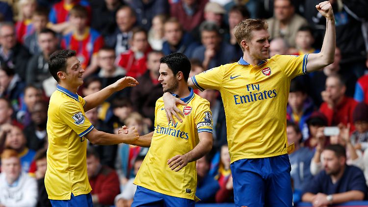 Gute Laune im kleinen Londoner Derby: Mesut Özil, Mikel Arteta und Per Mertesacker.