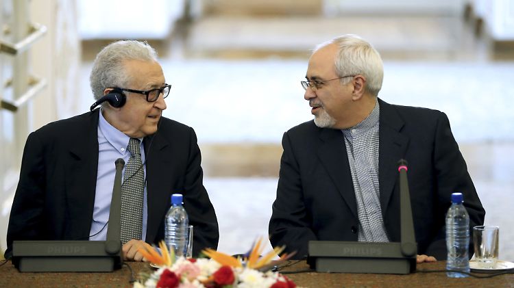 Brahimi, hier mit dem iranischen Außenminister Sarif, befürwortet eine Teilnahme des Irans.