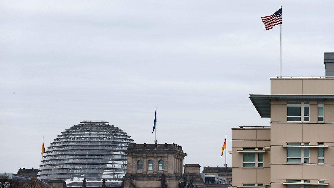 2013-10-25T135353Z_268694083_BM2E9AP17TS01_RTRMADP_3_GERMANY-USA-SPYING.JPG8617824345667034236.jpg