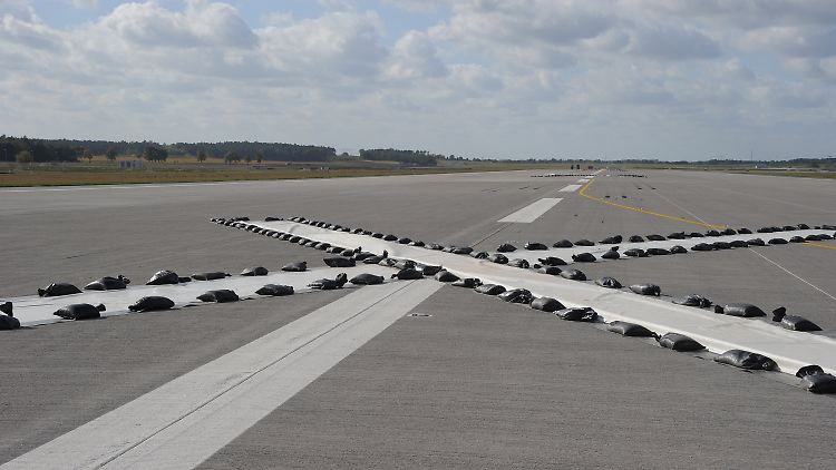 Noch nicht freigegeben: Mit provisorischen Sperrmarkieren signalisiert der Flughafen seine Probleme in Richtung etwaig anfliegender Piloten.