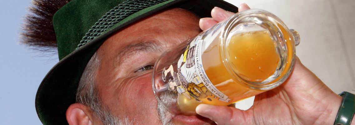 Am Rhein wird mehr Bier getrunken als südlich der Donau - doch Fachleute warnen: Niemand sollte auf eigene Faust udn alleine versuchen, den Rückgang im deutschen Bierabsatz aufzuhalten.