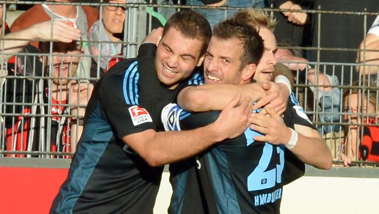 Der erste Streich: Die Hamburger Pierre-Michel Lasogga, links, und Rafael van der Vaart, rechts feiern den Torschützen Maximilian Beister.