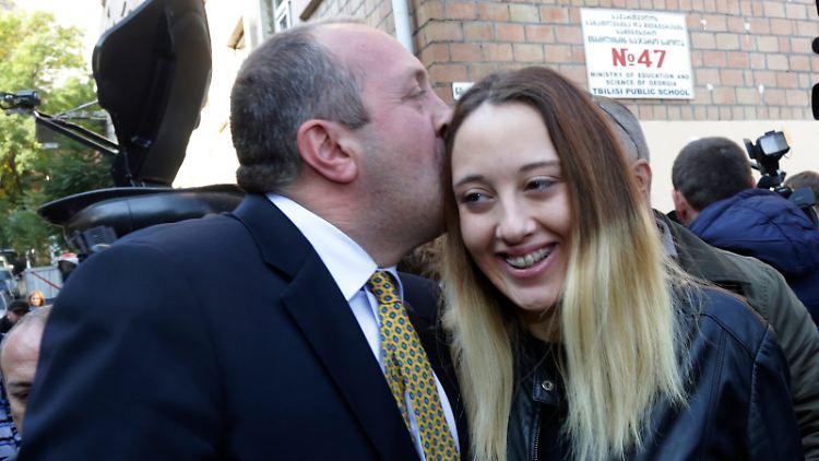 Küsschen für die Tochter: Margwelaschwili holte über 60 Prozent der Stimmen.