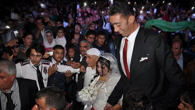 Sultan Kösen hat auch die größten Hände und Füße. Diese benötigen mit 36,5 Zentimetern Länge Schuhe der Größe 57.