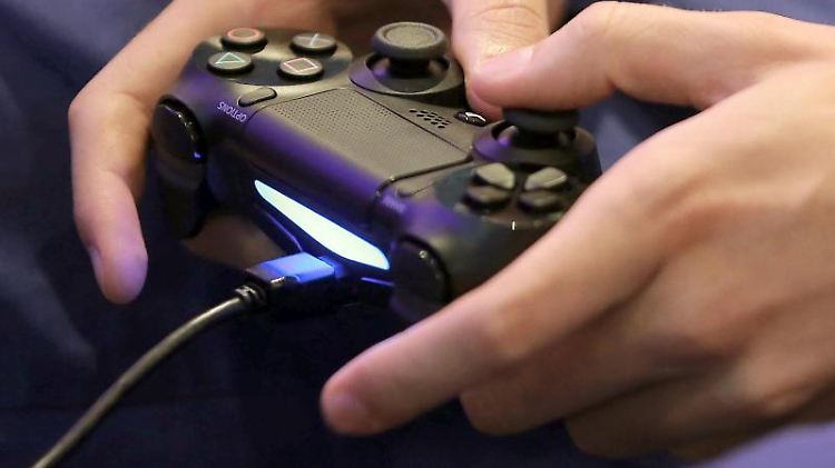 Ein komfortabler Controller - nur zum Akku laden mit Kabel.