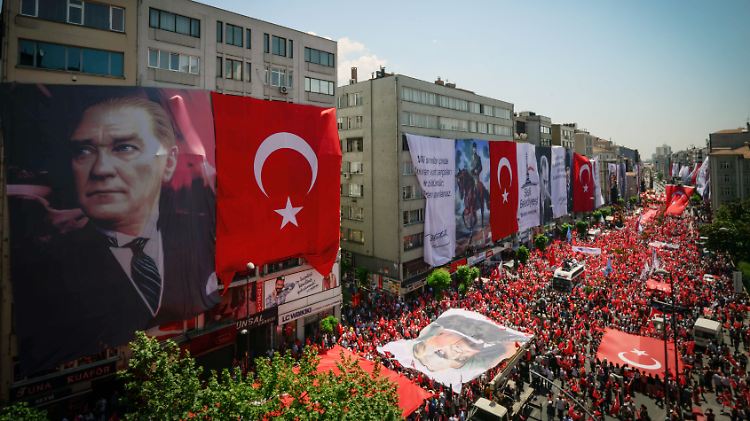 Keine nationalen Feierlichkeiten ohne Atatürk-Bild.