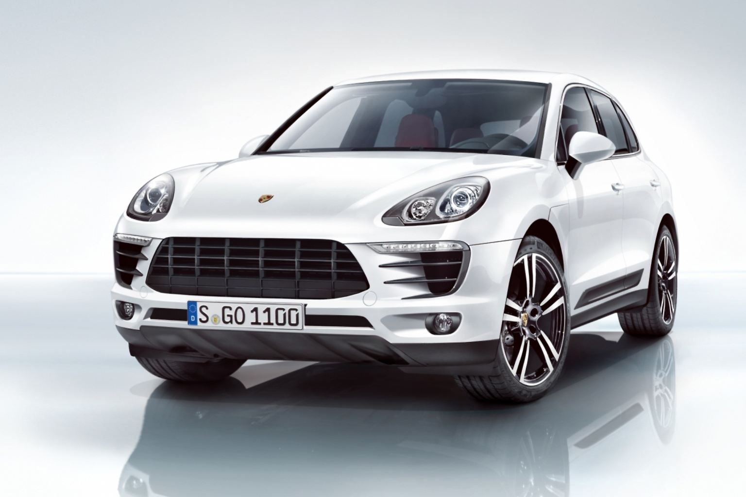 Einer der Höhepunkte in Los Angeles dürfte der neue Porsche Macan sein, der nur wenige Stunden vor seinem Tokio-Debüt in Kalifornien Weltpremiere feiert. Das Mittelklasse-SUV wird das neue Einstiegsmodell der Marke und soll für neue Höhenflüge beim Absatz sorgen. Die technische Basis stammt vom Konzernbruder Audi Q5, ...