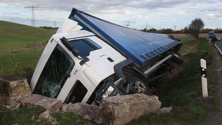 Endstation Straßengraben heißt es für diesen LKW, der in Thüringen einfach von der Fahrbahn geweht wurde.