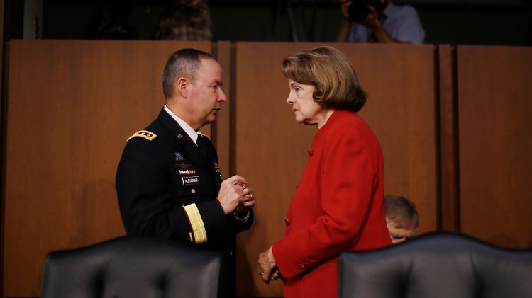 Feinstein galt bisher als Unterstützerin der NSA und dessen Chef Keith Alexander (l.).