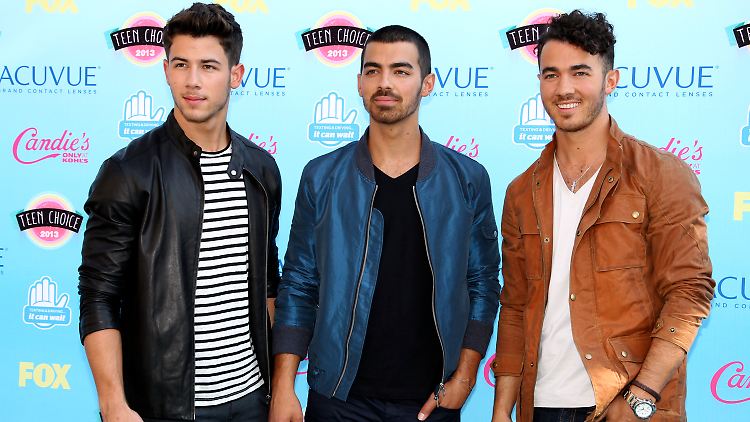 Nach vier erfolgreichen Alben lösen die Brüder Nick, Joe und Kevin Jonas ihre Band auf.