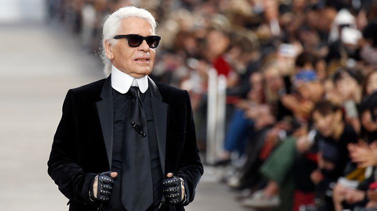 Lagerfeld am Ende seiner Modenschau für Chanel bei der Fashion Week in Paris.