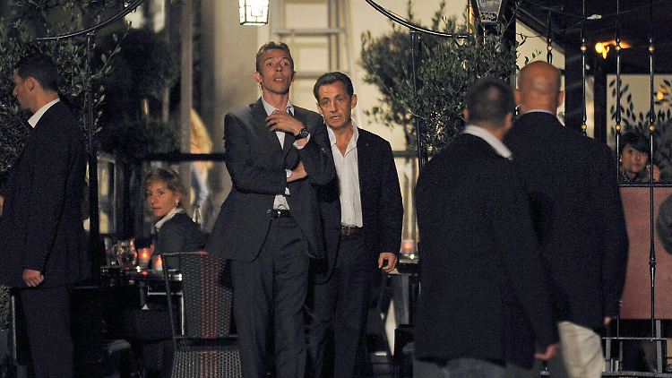 Keine Kulisse, sondern Besucher: Nicolas Sarkozy (m).