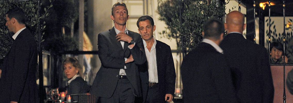 Keine Kulisse, sondern Besucher: Nicolas Sarkozy (m).