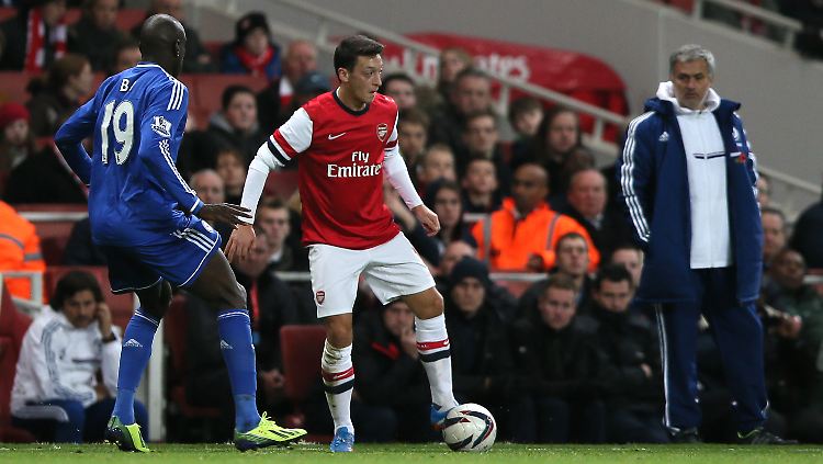 Mesut Özils (m.) Einsatz kam zu spät, um dem FC Chelsea von José Mourinho (r.) gefährlich zu werden.