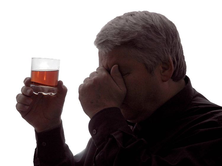 Nach Angaben der Bundesregierung trinken mehr als 9 Millionen Menschen in Deutschland Alkohol "in gesundheitlich riskanter Form". Rund 1,3 Millionen Menschen sind alkoholabhängig. Jedes Jahr sterben hierzulande etwa 74.000 Menschen an den direkten und indirekten Folgen von Alkoholmissbrauch.