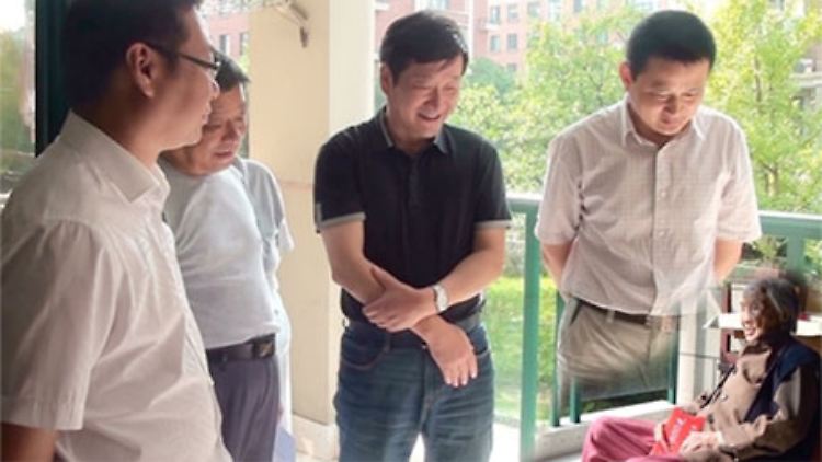 Neben dem tollpatschigen Täuschungsversuch erzürnt viele Chinesen auch die teuer wirkende Uhr eines Offiziellen. 