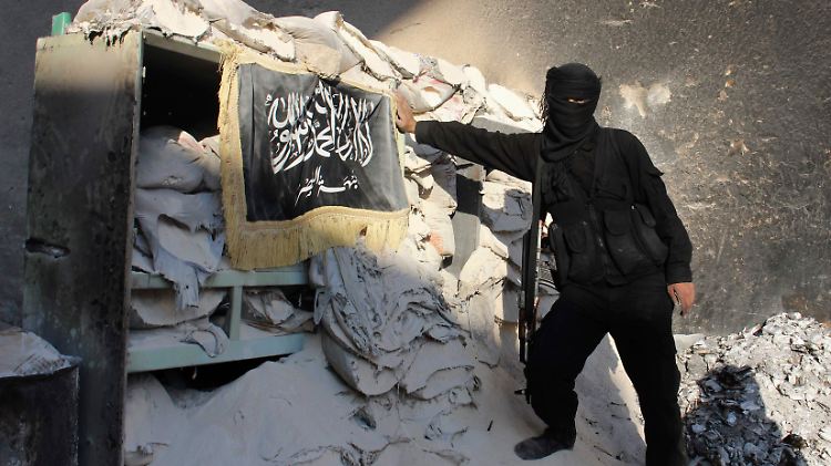 Ein Kämpfer einer islamistischen Rebellengruppe posiert an einem Checkpoint in Aleppo.