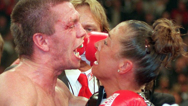 Rocchigiani war einst einer der besten Boxer der Welt. (Im Bild: 1998 nach dem Gewinn des Weltmeistertitels mit Frau Christine)