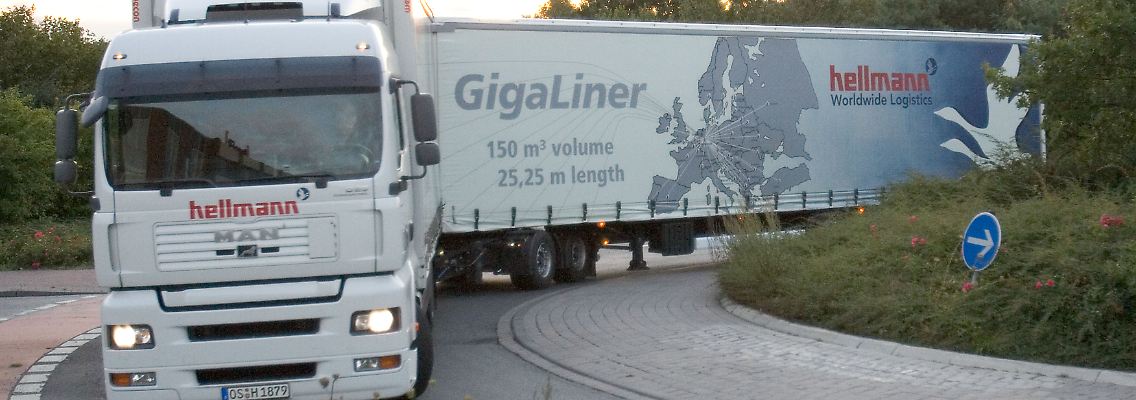 Waghalsiges Manöver: Ein Gigaliner im Kreisverkehr.