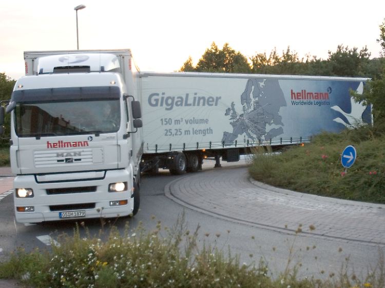 Waghalsiges Manöver: Ein Gigaliner im Kreisverkehr.