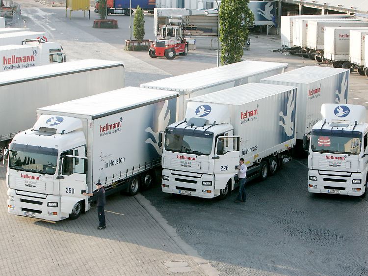 Ein Vergleich: Ein Riesen-Lkw neben einem herkömmlichen Lastwagen.