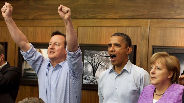 Cameron, Obama und Merkel schauen sich im Mai 2012 beim G8-Gipfel das Champions-League-Finale des FC Bayern München gegen Chelsea an. Die Briten siegten nach Elfmeterschießen 4:3.