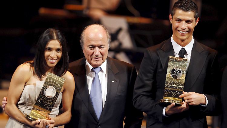 Bei der Wahl zum Weltfußballer 2008 schien die Welt zwischen Blatter und Ronaldo noch in Ordnung zu sein. 