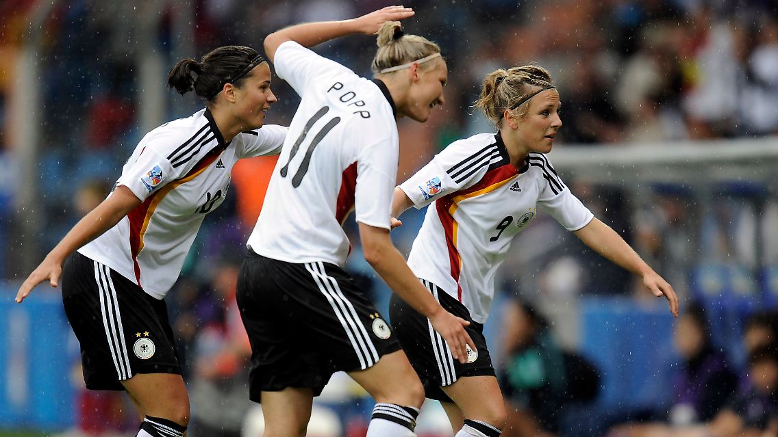 Darf ich bitten? Dzsenifer Marozsan, Alexandra Popp und Svenja Huth feiern.
