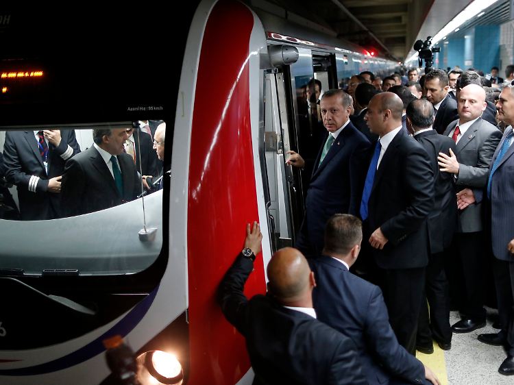 Der türkische Premierminister Recep Tayyip Erdogan bei einer Testfahrt mit der neuen Bahn.
