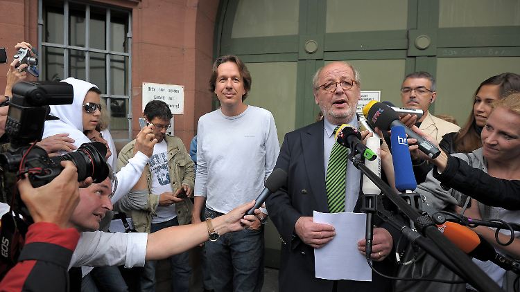 Jörg Kachelmann und sein Anwalt Reinhard Birkenstock vor der Justizvollzugsanstalt Mannheim.