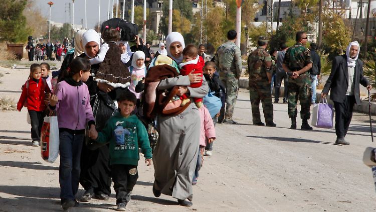 Bei Evakuierungen konnten vorerst 3500 Zivilisten, vor allem Frauen und Kinder, aus den abgeriegelten Gebieten gerettet werden.