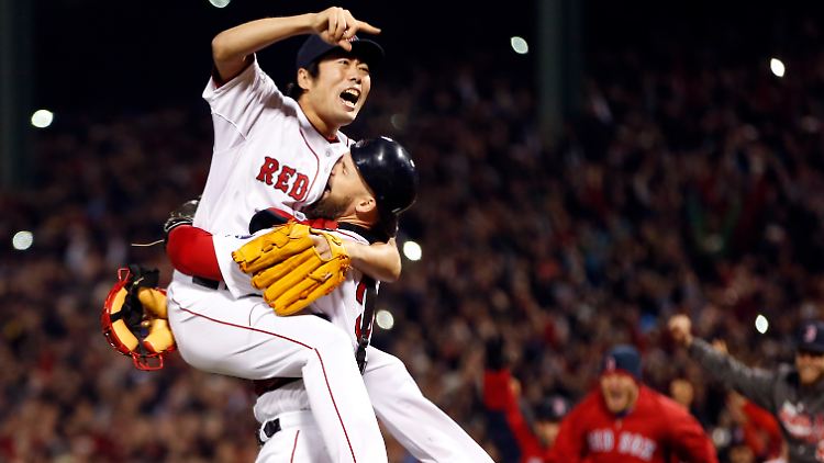 Es ist geschafft: Bostons Koji Uehara und David Ross jubeln im Fenway Park.