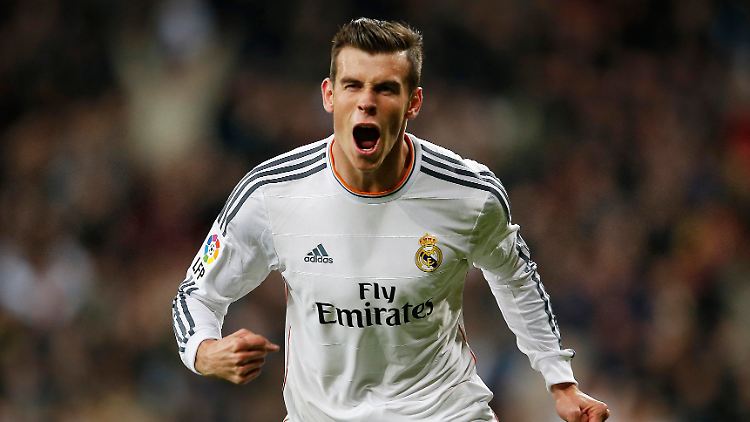 Madrids Gareth Bale versenkt zwei Bälle im Tor von Sevilla.
