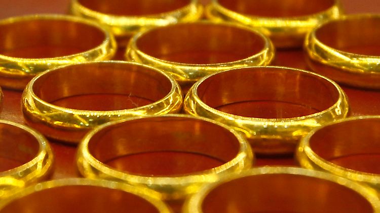 Ringe aus Gold liegen in einem Geschäft in Hanoi.