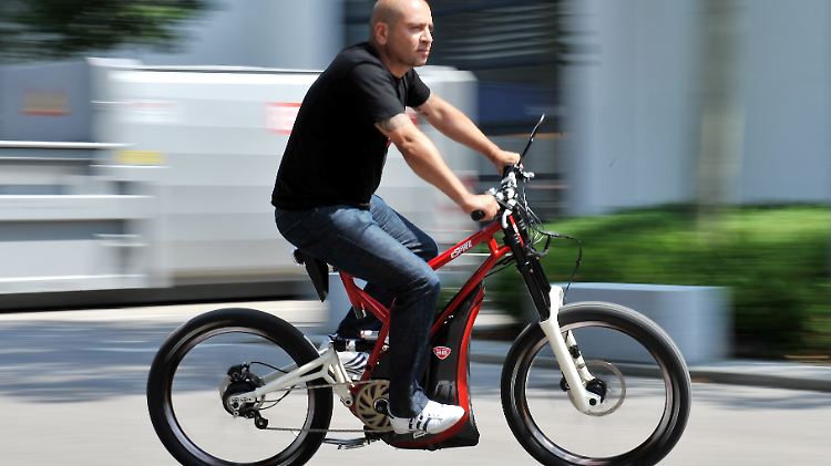 Kraftfahrzeug oder Fahrrad? Das hängt auch von der Geschwindigkeit ab. Dieses Modell erreicht bis zu 45 km/h und kann auch ohne Treten gefahren werden.