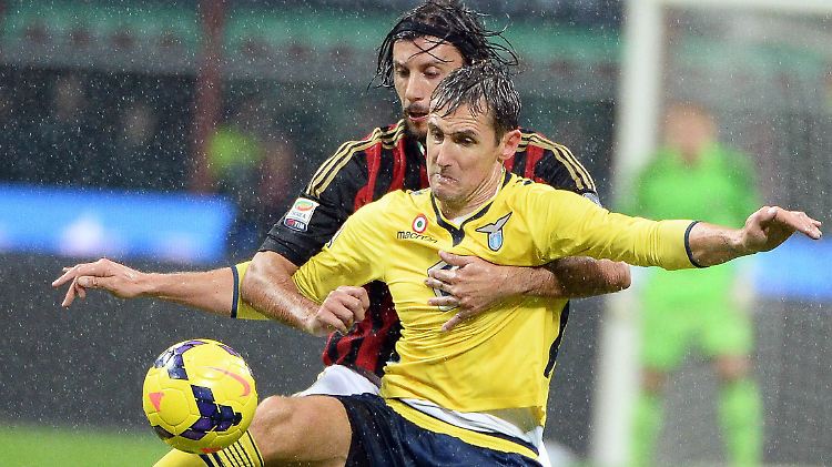 Neulich bein Catchen: Miroslav Klose und Milans Cristian Zaccardo.