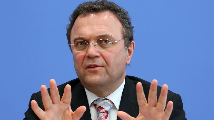 Will die US-Spionage per Gesetz abwehren: Innenminister Friedrich.