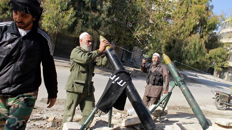 Kämpfer der Freien Syrischen Armee mit Boden-Luft-Raketen.