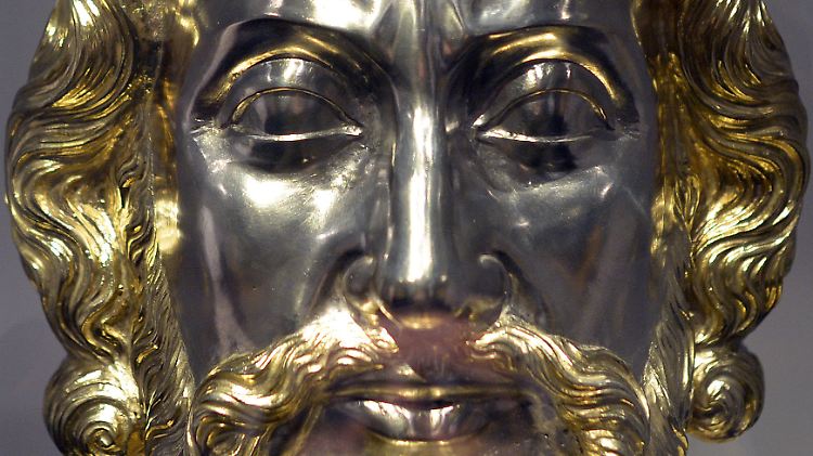 Geformt aus Gold und Silber: Die Karlsbüste aus der Aachener Domschatzkammer.