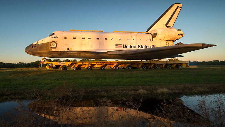Die Raumfähre "Atlantis" rollte am 2. November 2012 in ihr neues, letztes Heim im Besucherzentrum des Kennedy Space Centers in Cape Canaveral, Florida.