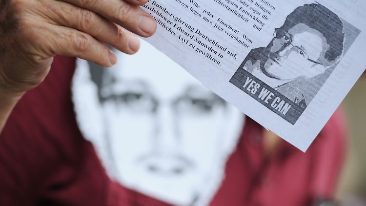 In Deutschland wollen viele Menschen, dass Edward Snowden nach Deutschland kommt.