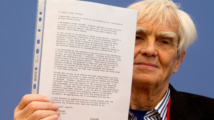 Ströbele mit dem Brief aus Moskau.