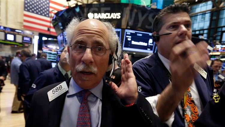 Das Ohr immer dicht am Markt: Im Handelssaal der New Yorker Börse filtern Händler Kaufsignale aus dem großen Rauschen.