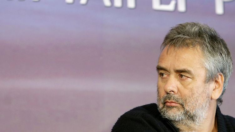 Luc Besson ergießt ganze Schimpftiraden über den Berufsstand der Paparazzi.